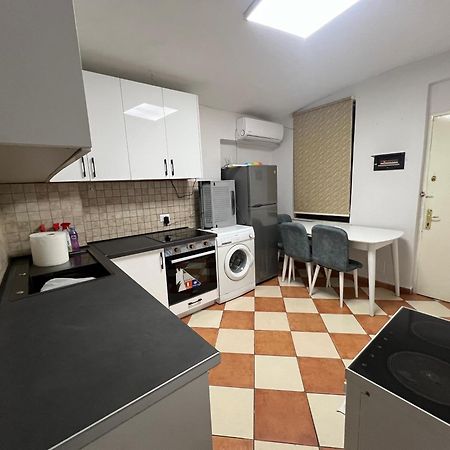 Sisterhood Hostel-Female Only ティラナ エクステリア 写真