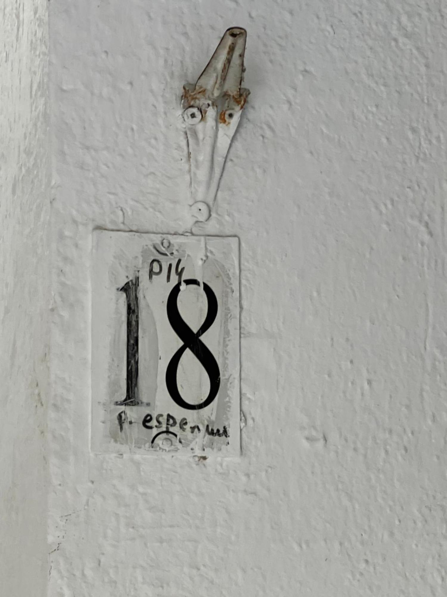 Sisterhood Hostel-Female Only ティラナ エクステリア 写真